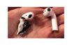 Delle AirPods indossate da un uomo cominciano a BRUCIARE spontaneamente