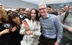iPhone XR: Tim Cook fa visita al nuovo Apple Store di Milano al Day One