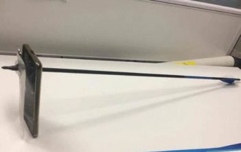 ASSURDO! iPhone FERMA una FRECCIA dall’UCCIDERE un uomo Freccia, iPhone, Salva, Uomo