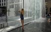 Una donna si DENUDA davanti all’Apple Store di Milano