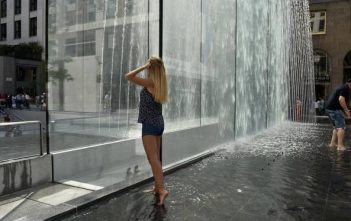 Una donna si DENUDA davanti all’Apple Store di Milano Apple Store, Milano, Donna, Nuda