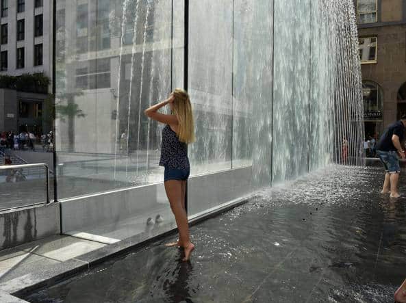 Apple Store, Milano, Donna, Nuda