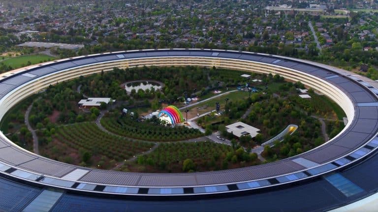 Apple Park, Palco, Misterioso