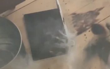ESPLODE un MacBook Pro ed il ragazzo RIPRENDE tutto MacBook Pro, Esploso, Fuoco, Batteria