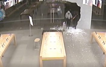 RUBANO degli iPhone SFONDANDO l’Apple Store con una MAZZA Rubano, iPhone, Apple Store, Mazza