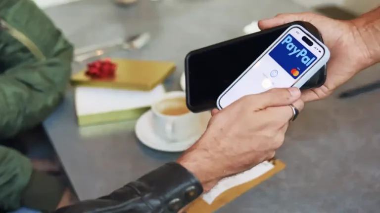 PayPal, iPhone, NFC, Tap to Pay, pagamenti contactless, Apple, Digital Markets Act, Germania, Italia, sicurezza, privacy, app di pagamento, Mastercard, Apple Pay, concorrenza, Europa, tecnologia, mobile payment, fintech, innovazione