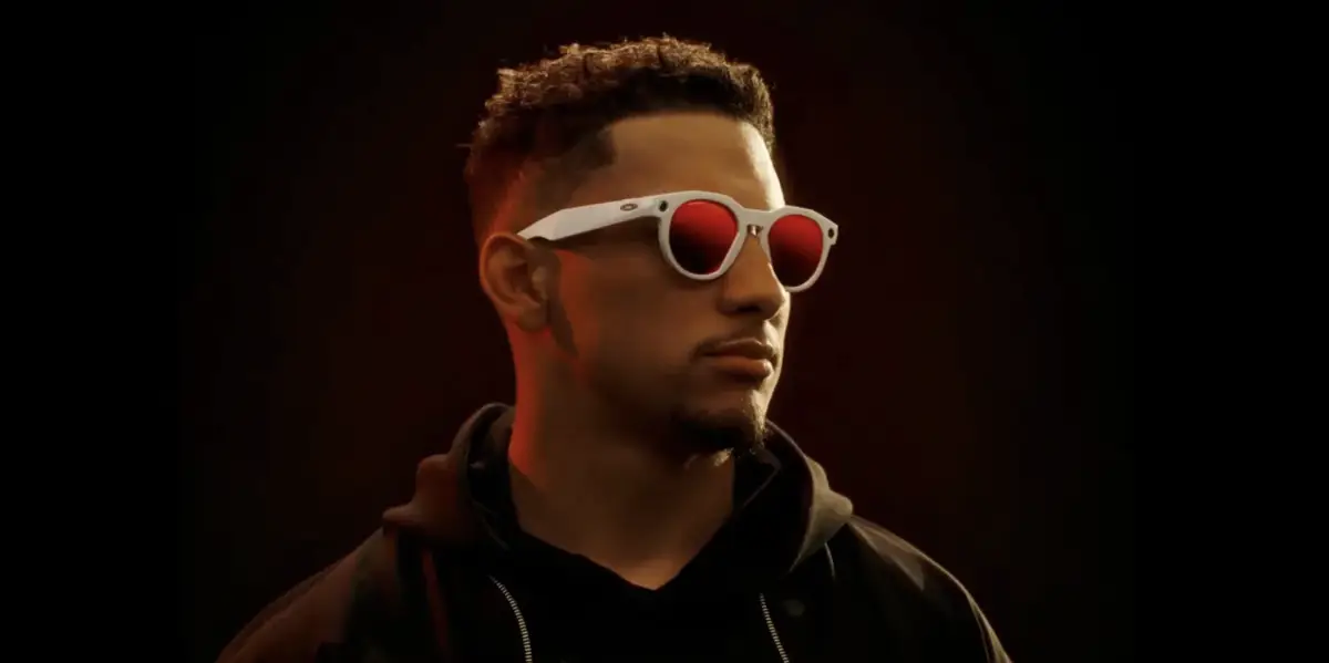 Meta presenta gli occhiali smart Oakley: 8 ore di batteria e 3K