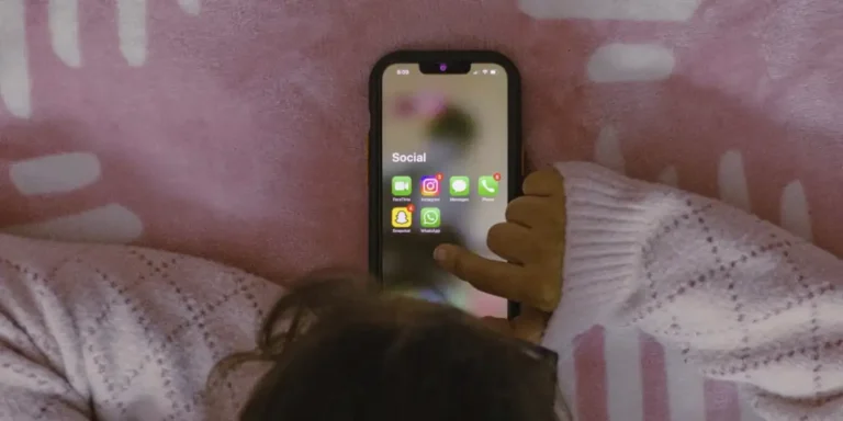 verifica età online, sicurezza bambini, Unione Europea, Digital Services Act, regolamento UE, identità digitale, Italia app età, privacy online