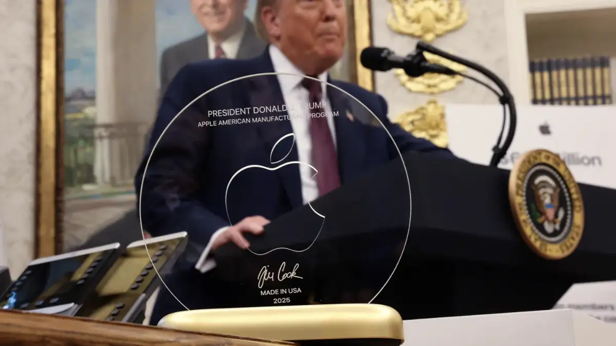 apple trump, statua oro apple, tim cook trump, regalo trump apple, corning vetro, apple usa, iphone usa
