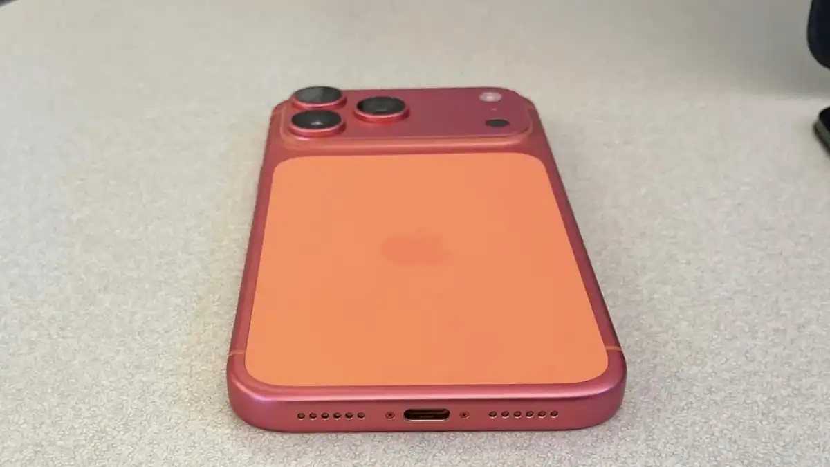 iPhone 17 Pro, iPhone 17, iPhone 17 Air, colorazione arancione cosmico, Cosmic Orange, Apple, discolorazione iPhone, pulizia iPhone, cura iPhone, ossidazione alluminio, Apple Support, TikTok, Reddit, WHOOSH