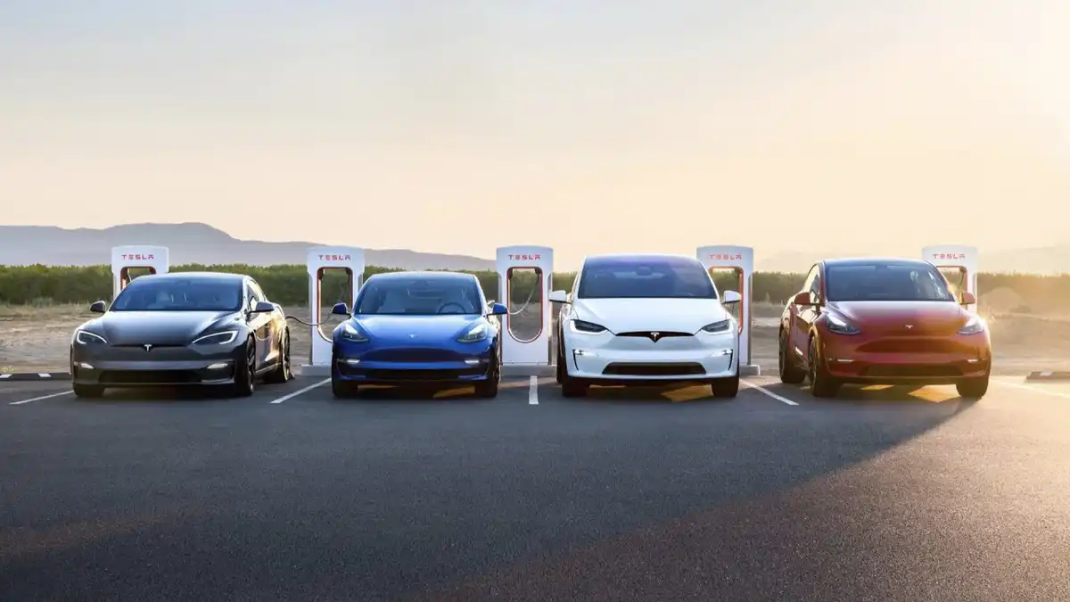 Tesla, Apple CarPlay, CarPlay Tesla, CarPlay wireless, CarPlay Ultra, Bloomberg, auto elettriche