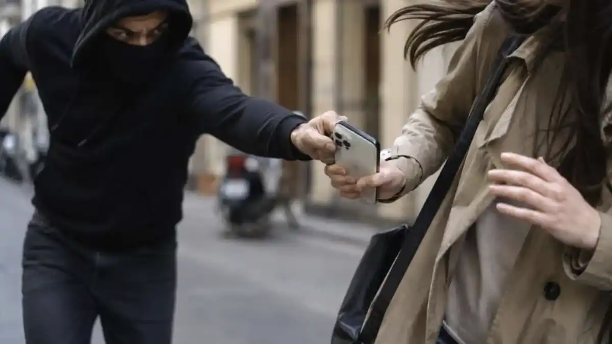 iPhone Anti Scippo, Sicurezza iPhone, Stolen Device Protection, Furto iPhone, Protezione Dispositivo Rubato, Novità Apple, Apple News 2026, iOS 26, Hardware iPhone, Apple Watch
